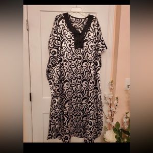 Women’s Caftan / Lounger. Size Up to 3X! Black & White Design.